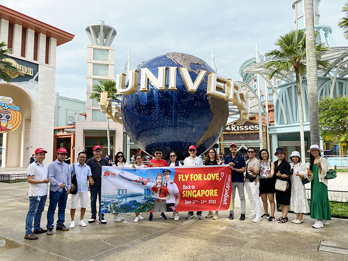 Đoàn khảo sát chụp ảnh lưu niệm tại công viên giải trí Universal Studio đầu tiên của Đông Nam Á 